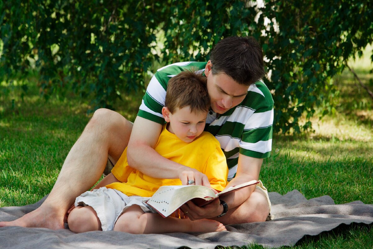 My father boy. Родители читают с сыном Библию. Культурный мальчик. Father son reading