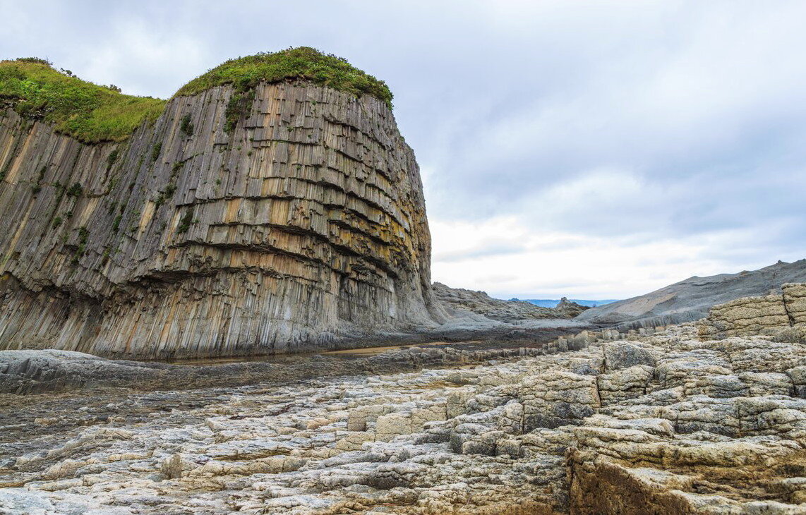 Поразительно: как можно так ровно сделать поперечные разрезы на скале?  