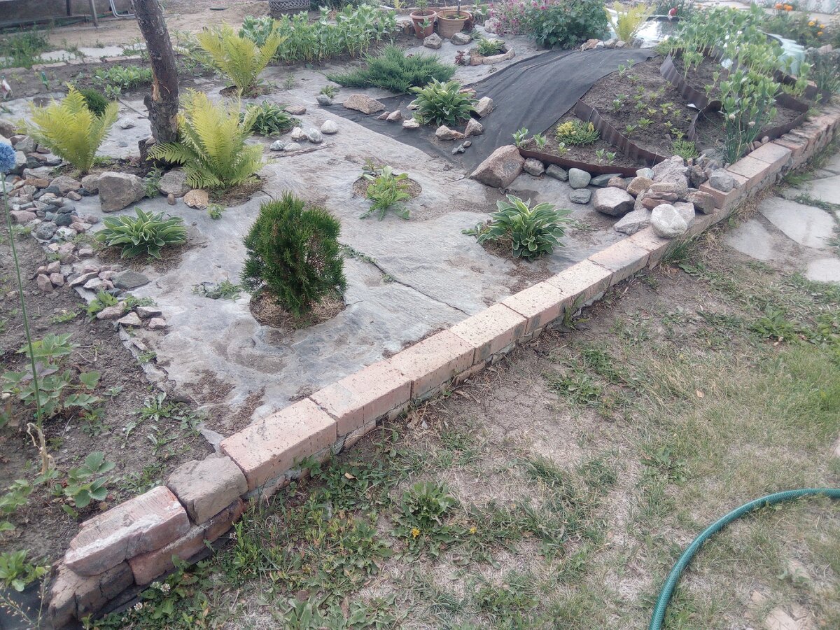 Идет процесс укладки бордюра