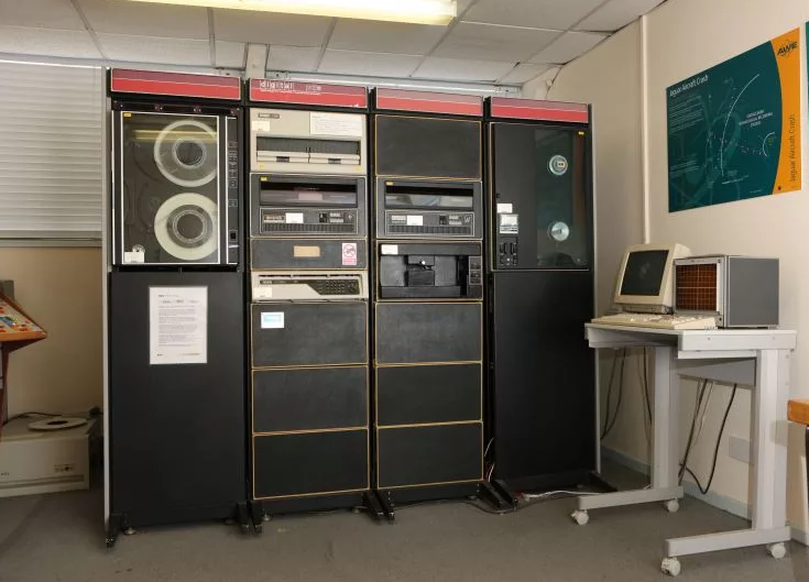 В помещениях оборудованных эвм. См1810 ЭВМ. ЭВМ см-1420. ЭВМ PDP 11. См ЭВМ (система малых ЭВМ).