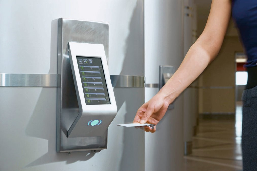 Нажать кнопку лифта. Интеллектуальная система управления лифтами. Панель лифта с кнопками. Информация в лифте. Функция лифта.
