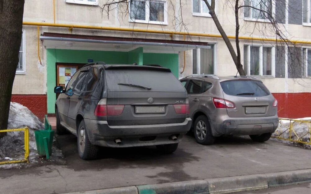 Запрещено парковать автомобиль у ворот возле своего двора уже разработана система штрафов