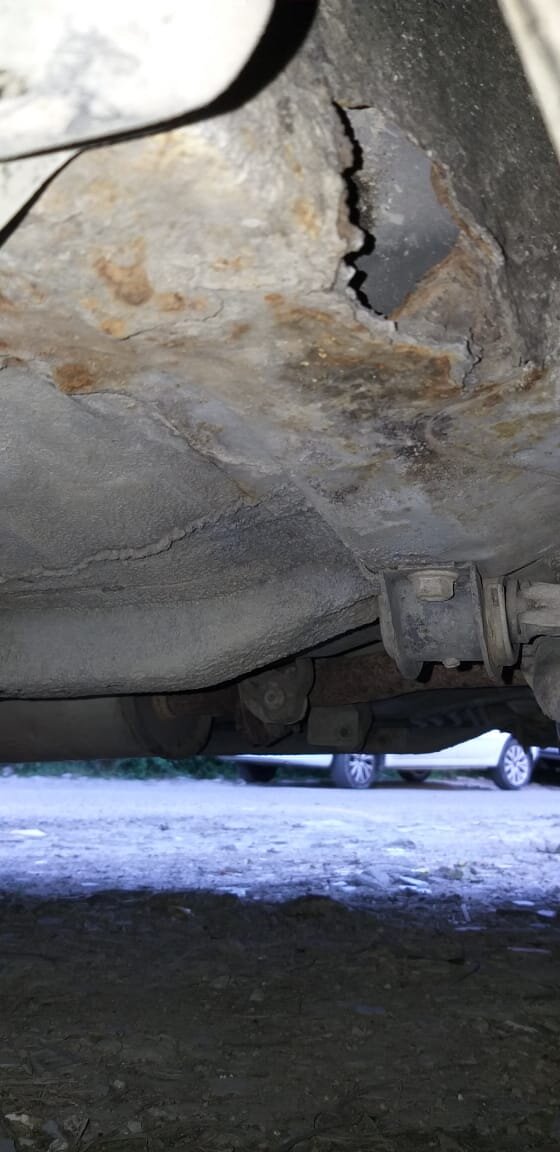 дыра в днище кузова моей машины