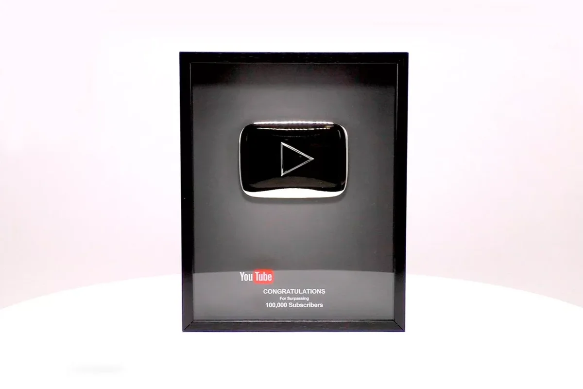 И вот старый вариант в какой то степени был из серебра, точнее из цинка со слоем серебра. Начали высылать ещё с 2012 года.