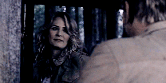 Мэри бьёт Люцифера в лицо, кадр из эпизода 13х22 «Исход». Изображение с faith-winchester.skyrock.com