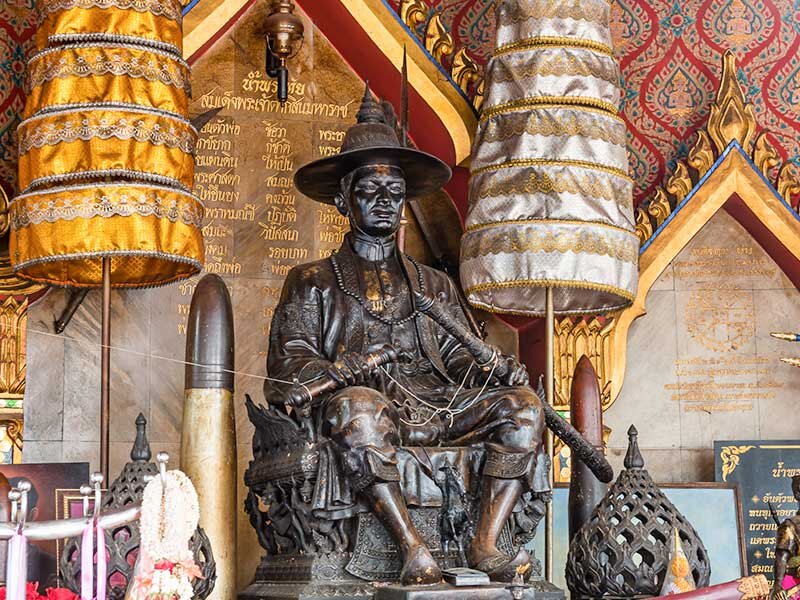 самое традиционное изображение национального героя и короля Тонбури - самдет Пья Таксин махарат