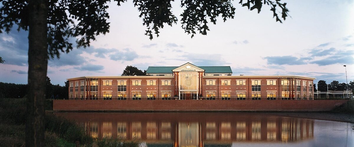 Современное здание фабрики Johannus, Эде, Нидерланды 2020 год