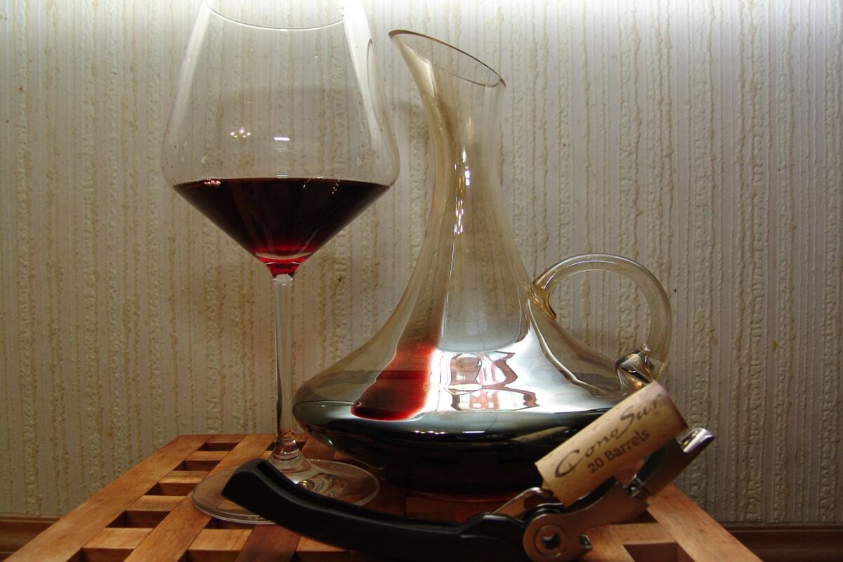 Уважайте себя - подержите вино в декантере с час.