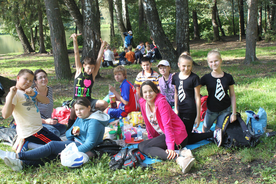 В группе 7 учеников. Поход с классом на природу. Поход с классом. Школьники на пикнике. Детский лагерь поход.