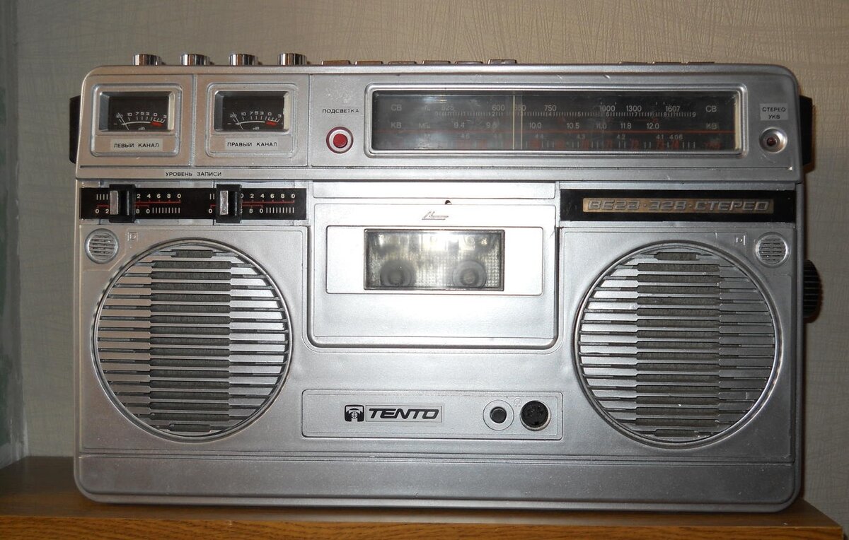 Кассетная магнитола Вега-328-стерео 1982 года выпуска