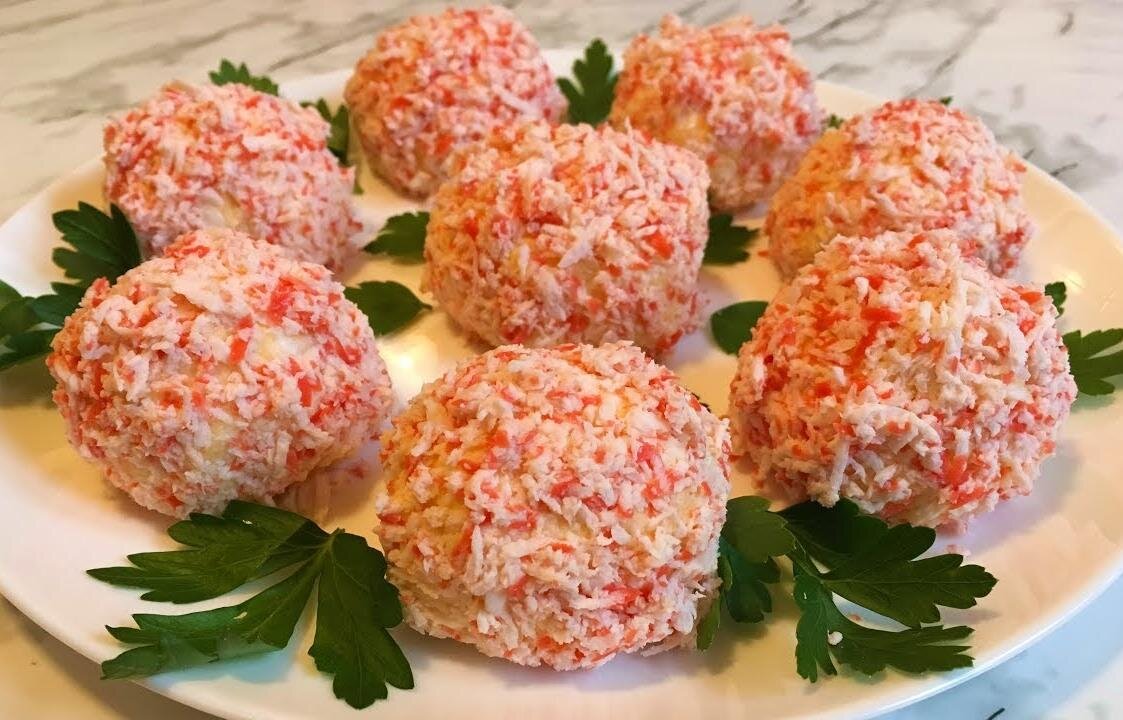 Закуска ,,Рафаэлло,, пикантная,сытная,вкусная,с разной панировкой,очень красочная, для праздничного стола просто идеальна.Закуска понравится не только взрослым ,но и детям.