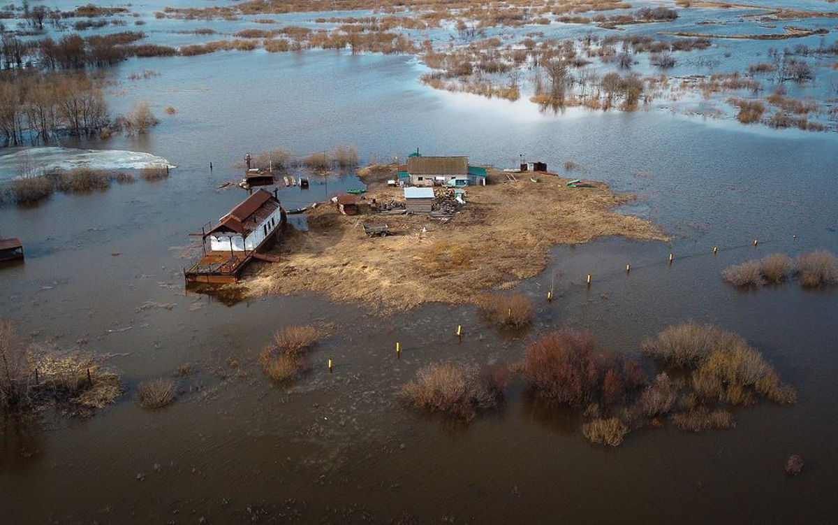 В небольшом водоеме образовавшемся после разлива реки. Вязники половодье. Разлив в Вязниках в 2023. Вязники Владимирская область разлив Клязьмы в 2023. Разлив Клязьмы 2023.