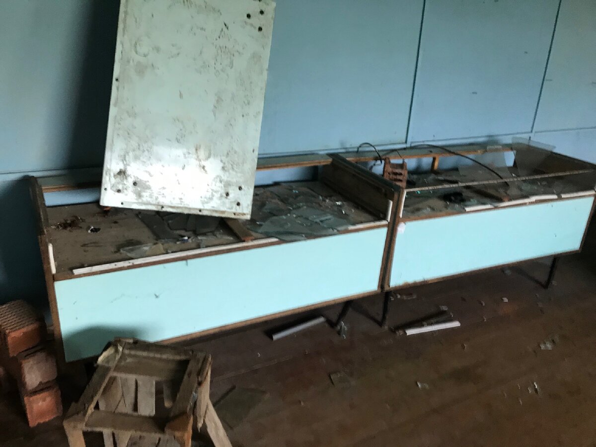 Внутри старые витрины