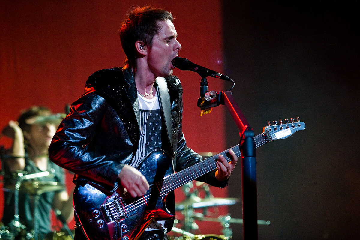 Автор этой песни и фронтмен Muse – Matt Bellamy на концерте в 2018-м году.
