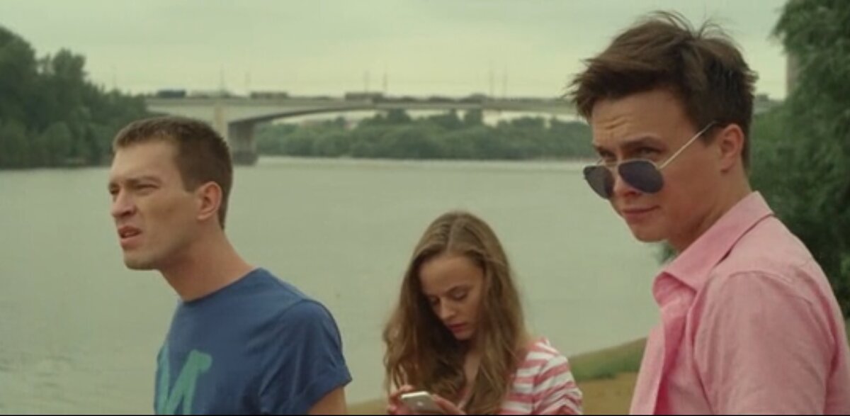 Три персонажа пришли расслабиться на пляж (здесь и далее кадры из фильма)