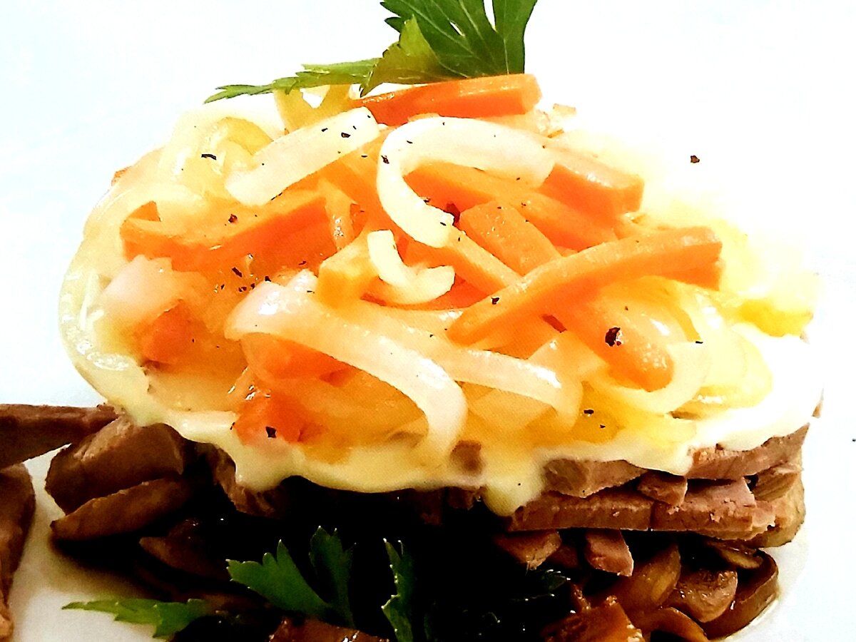 Мясной салат с грибами