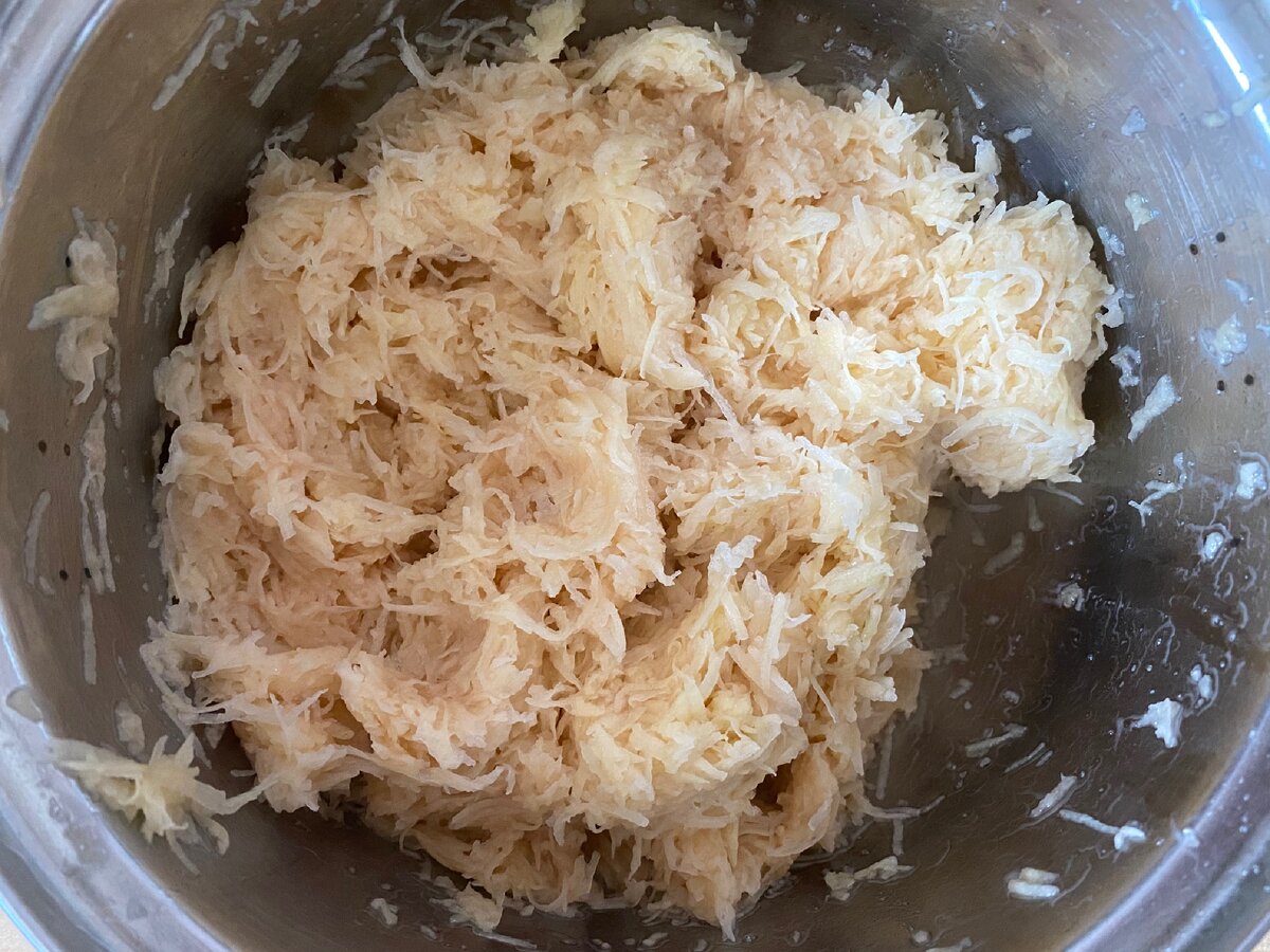 Трем картофель на мелкой терке, отжимаем, чтобы ушла лишняя влага