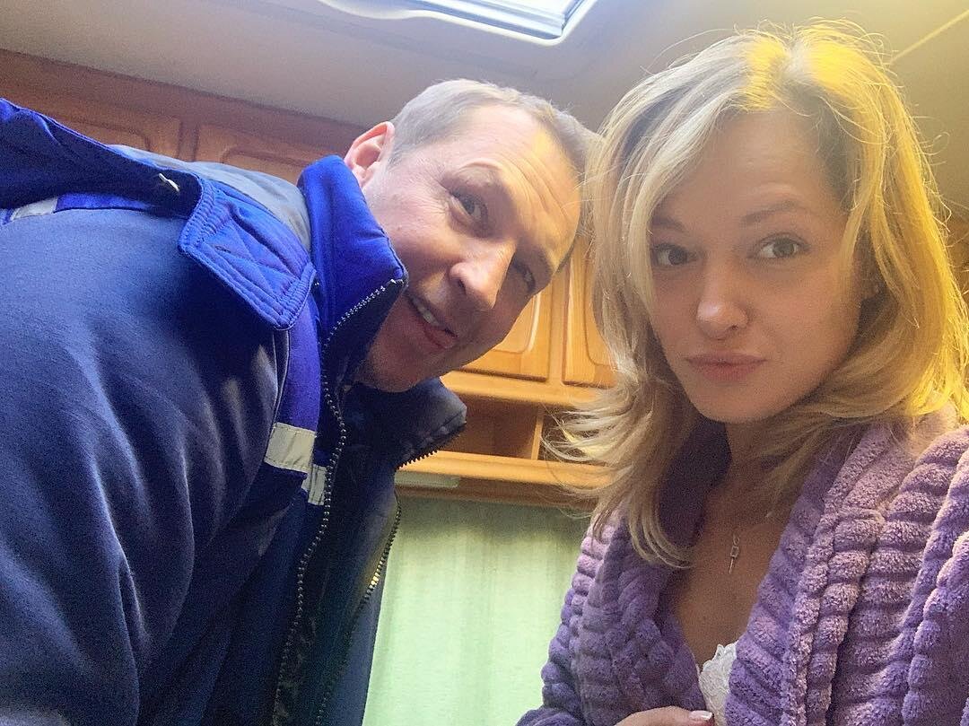 Юлия Васильева и Константин Адаев на съёмках сериала «Скорая помощь». Фото: Instagram
