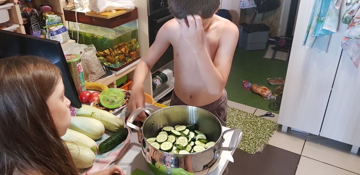 Дети на кухне, это будущие помощники