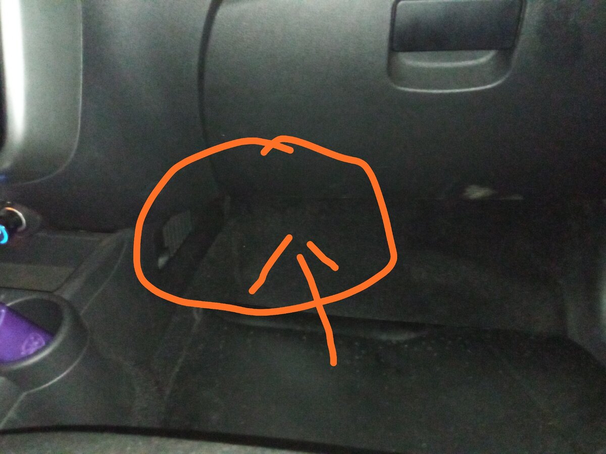 Находится патрубок здесь. 