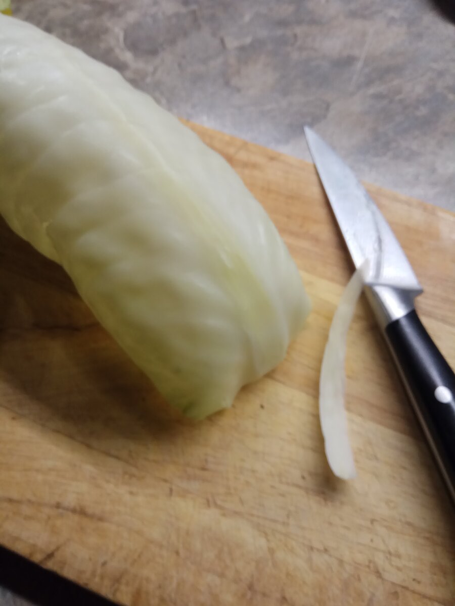 Толстые прожилки срезаем до толщины листа.