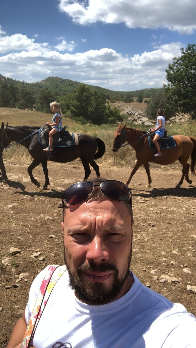 Кто то едет на лошади, а кто-то на пробежке.
