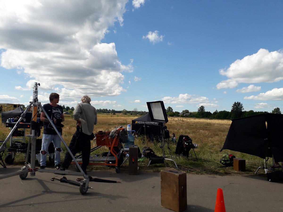 Съёмки перегородили дорогу, и нам пришлось ждать, пока эпизод будет отснят.