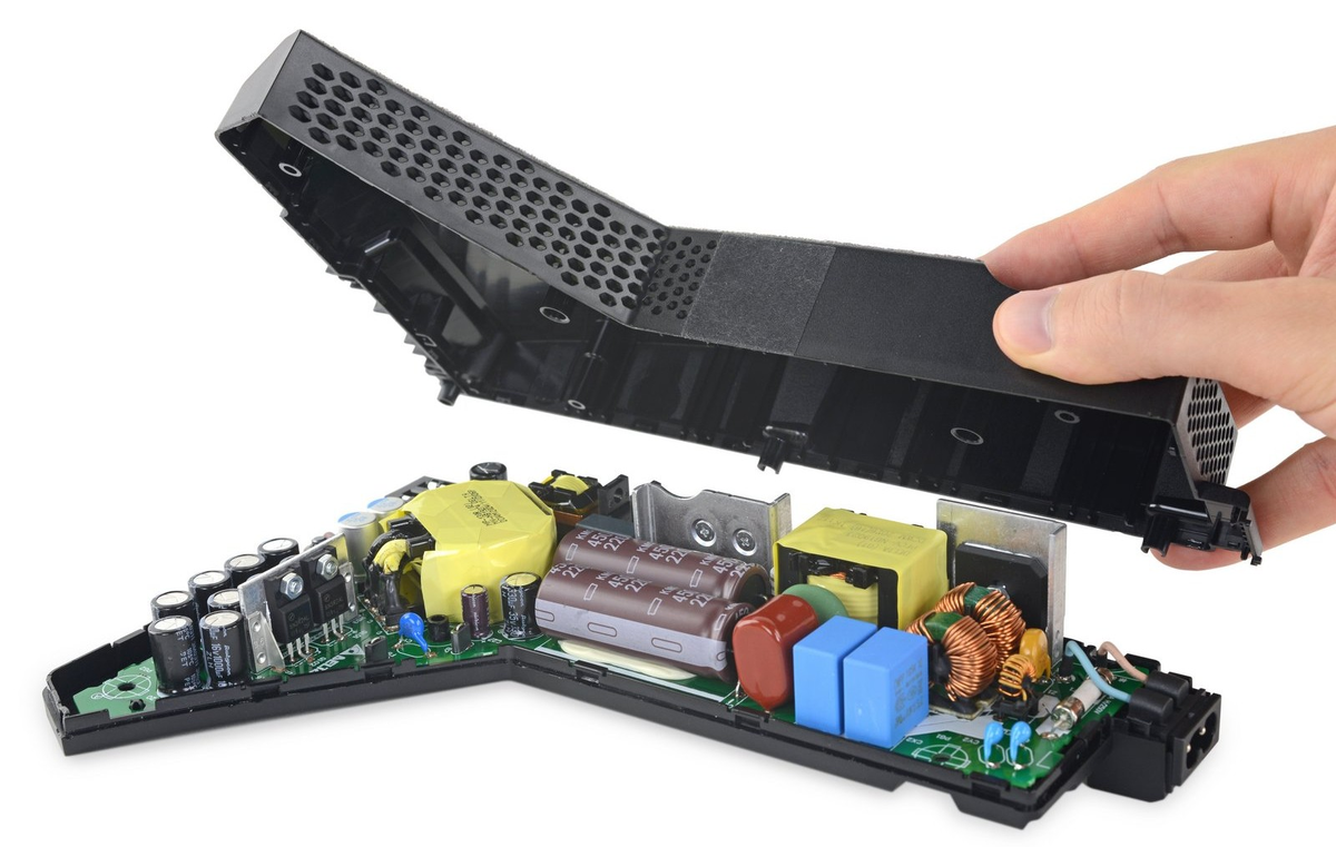 Встроенный блок питания Sony PlayStation 5.