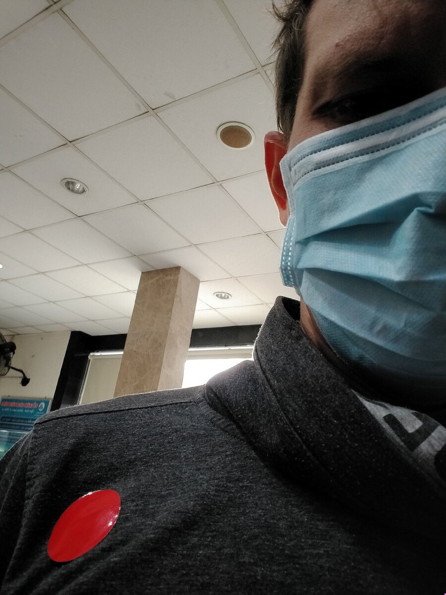 Красная метка на плече немного напрягает, учитывая что у всех вокруг метки зелёные 😊