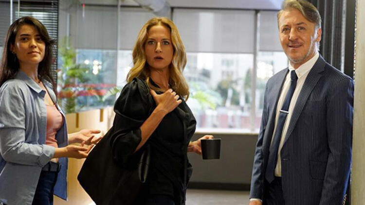 Ферис Дикмен (Джанан Эргюдер, в центре) и Кирач Оздал (Барыш Фалай).