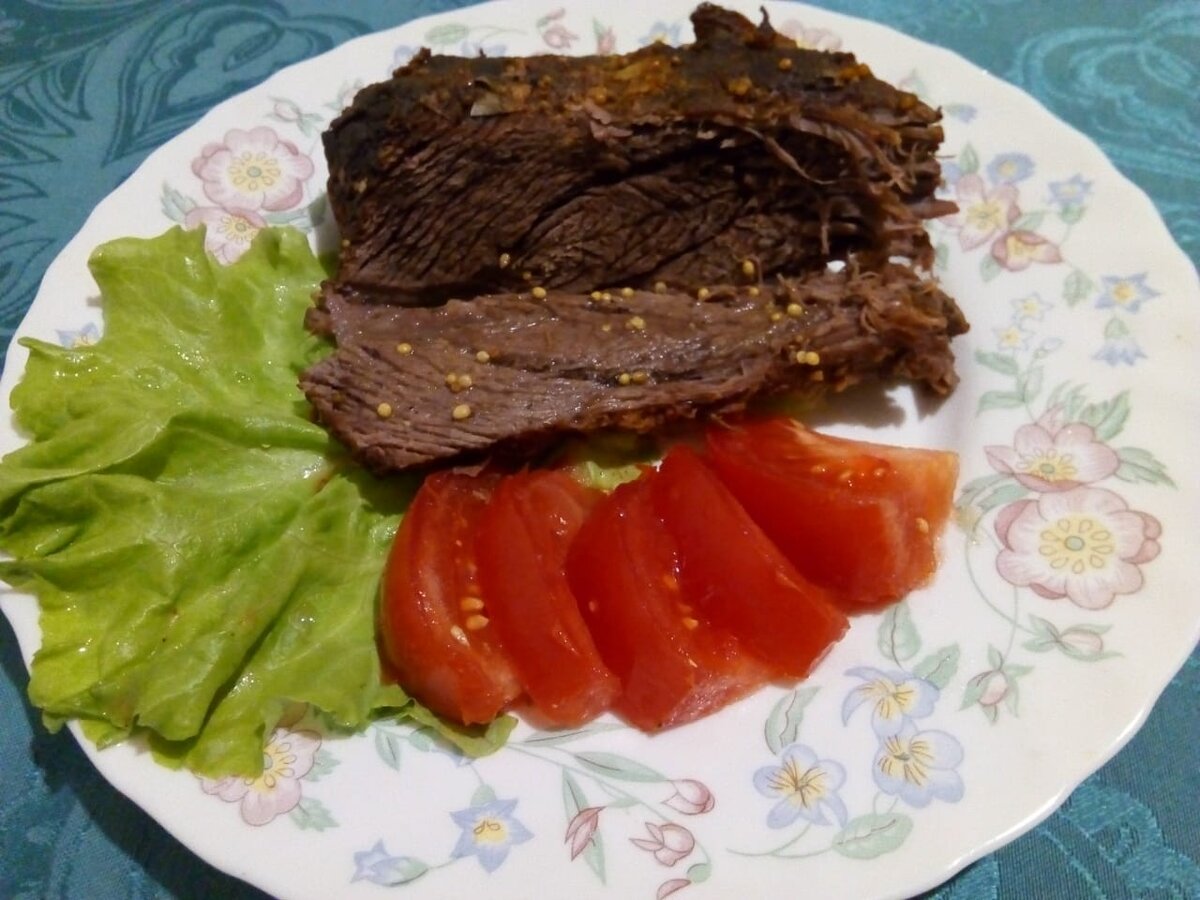 Говядина, приготовленная в духовке, со свежими помидорами