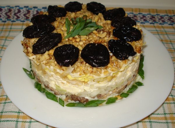 Салат чёрная Жемчужина с черносливом