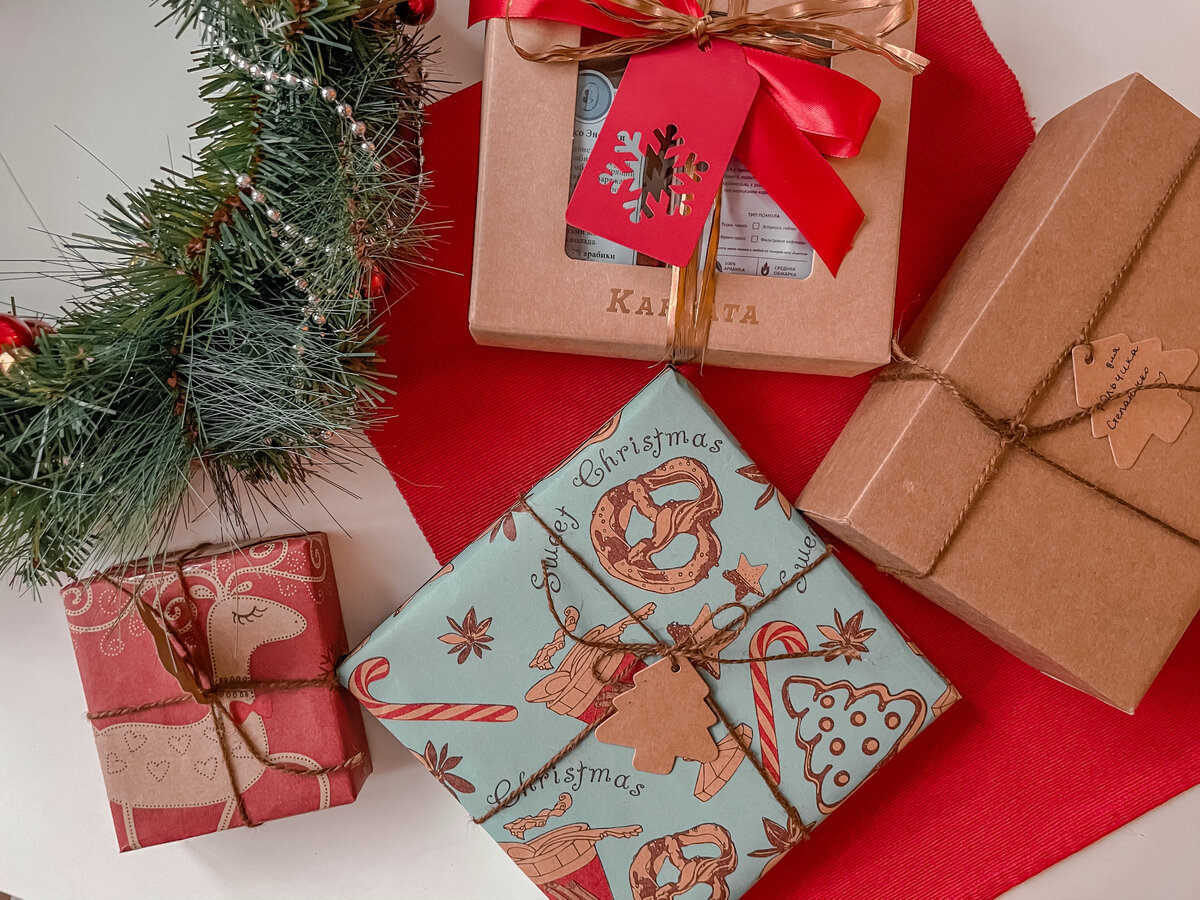 Одна из упаковок — как раз подарок из Кантаты. Красную бирочку со снежинкой я добавила сама — впишу туда имя друга
