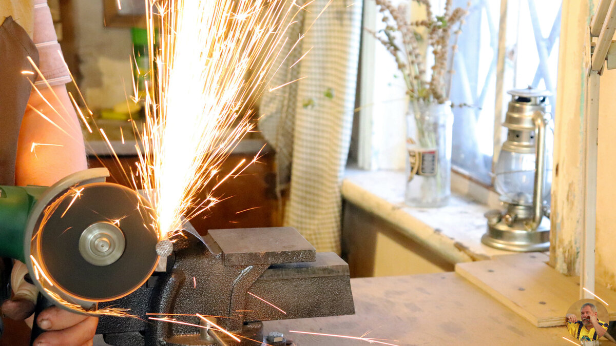 Варган начинается с подготовки прута. Обрезаю шляпку и остриё гвоздя 250 мм. длиной. Из него будет сгибаться заготовка - корпус будущего варгана. Казалось бы пустяк, а искр целый сноп