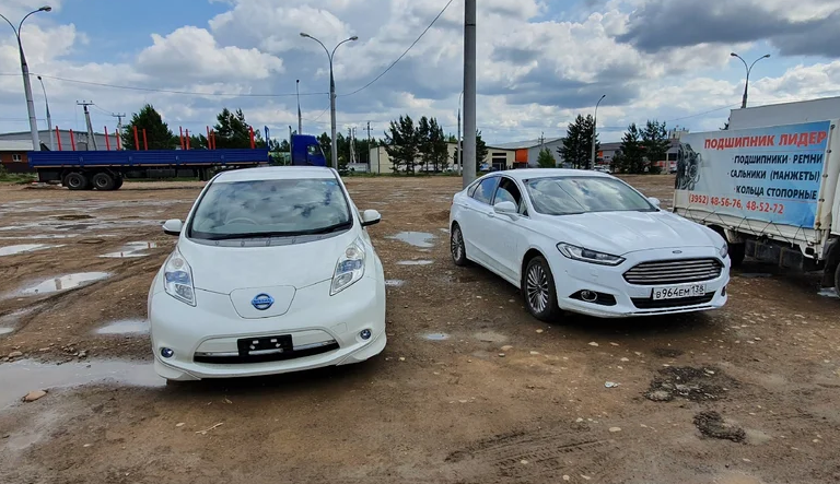 Да я люблю белые машины. Слева электричка, которой уже нет по причине дтп, а справа форд, который был продан.