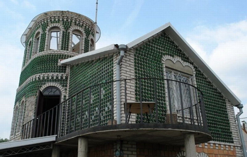 Смоленский каменщик построил себе дом из бутылок - Российская газета