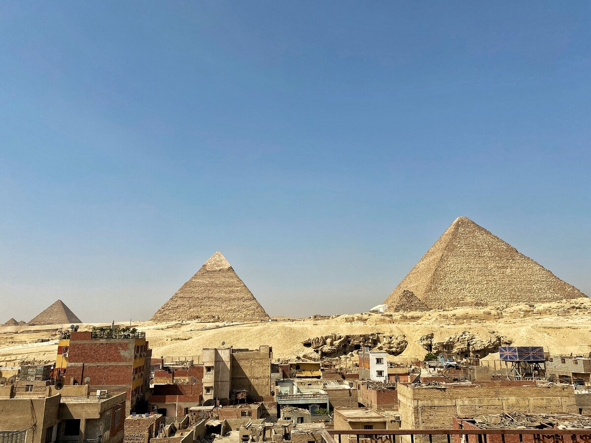 Это вид с террасы нашего отеля в Гизе.