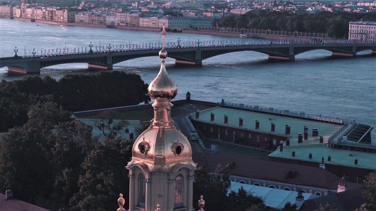 По ходу дела – неплохая презентация Питера. Кадр из к/ф «Атакан».  