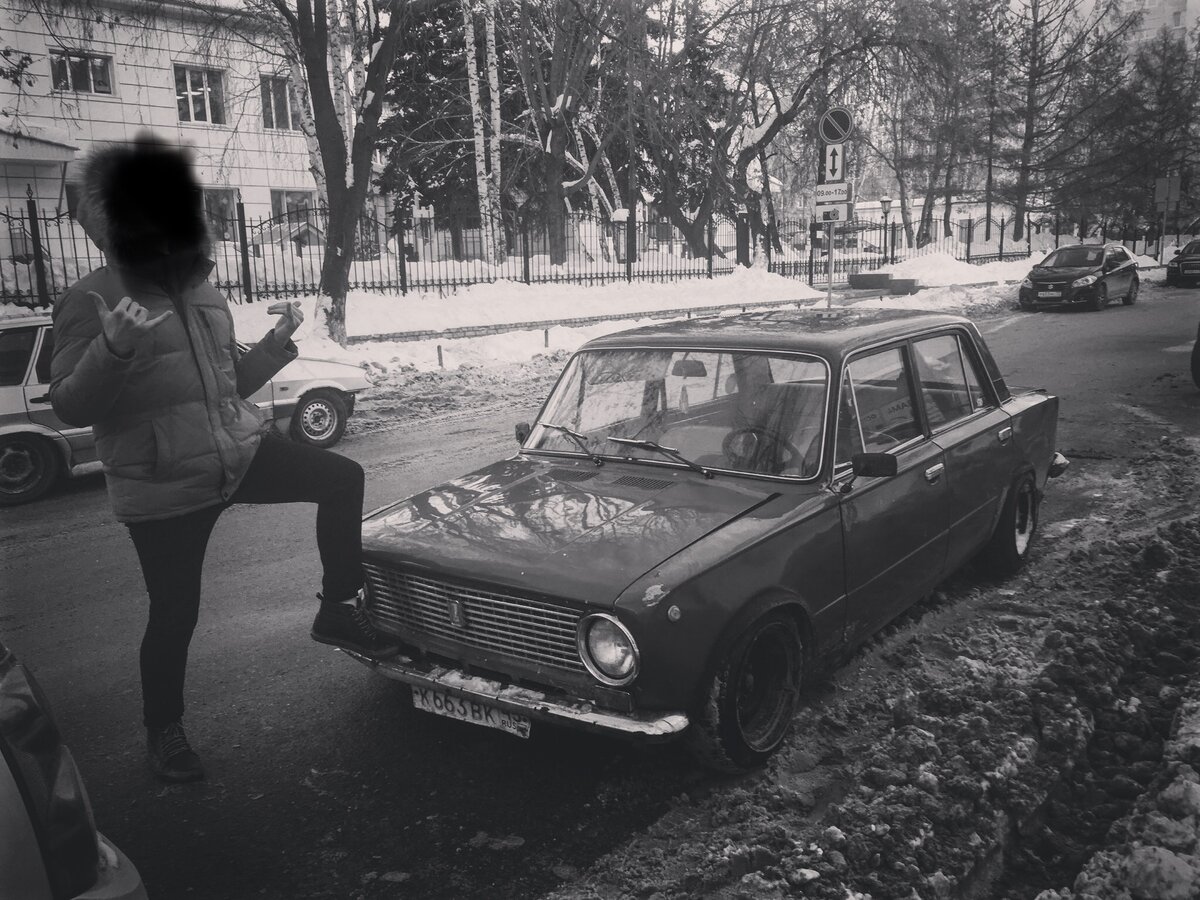 Собственно, вот и моя ВАЗ 2101 на моторе от 2103, валом "Нуждин", карбюратором отстроенным под расход в 15 литров мною лично (да, настройщик из меня такой себе, но, что имеем, то имеем), тем не менее машина ехала очень бодро, холостой тоже был на месте, так что на льду она показывала вполне хорошие результаты.