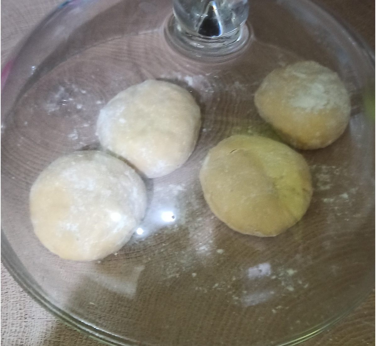 Тесто "отдыхает" 4 кусочка