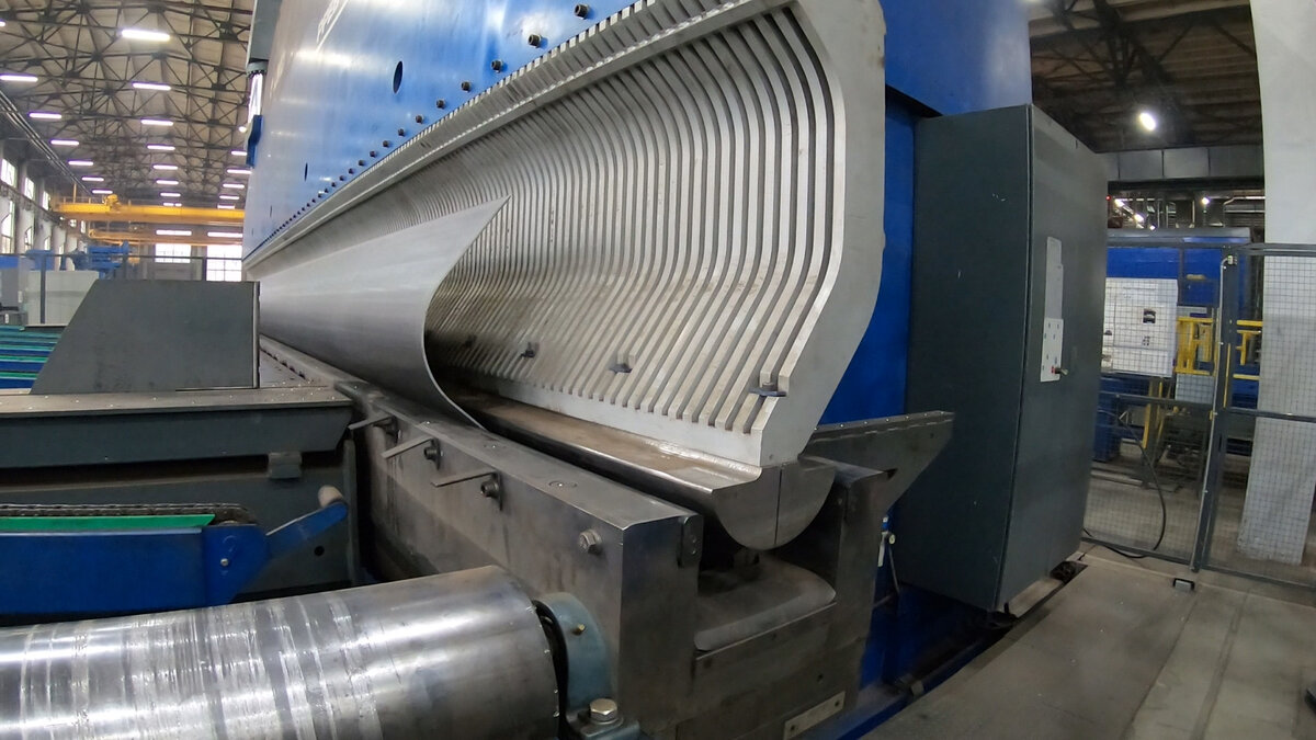 Огромный пресс изготавливает стрелу для автокрана Ивановец, подробности в видео ниже