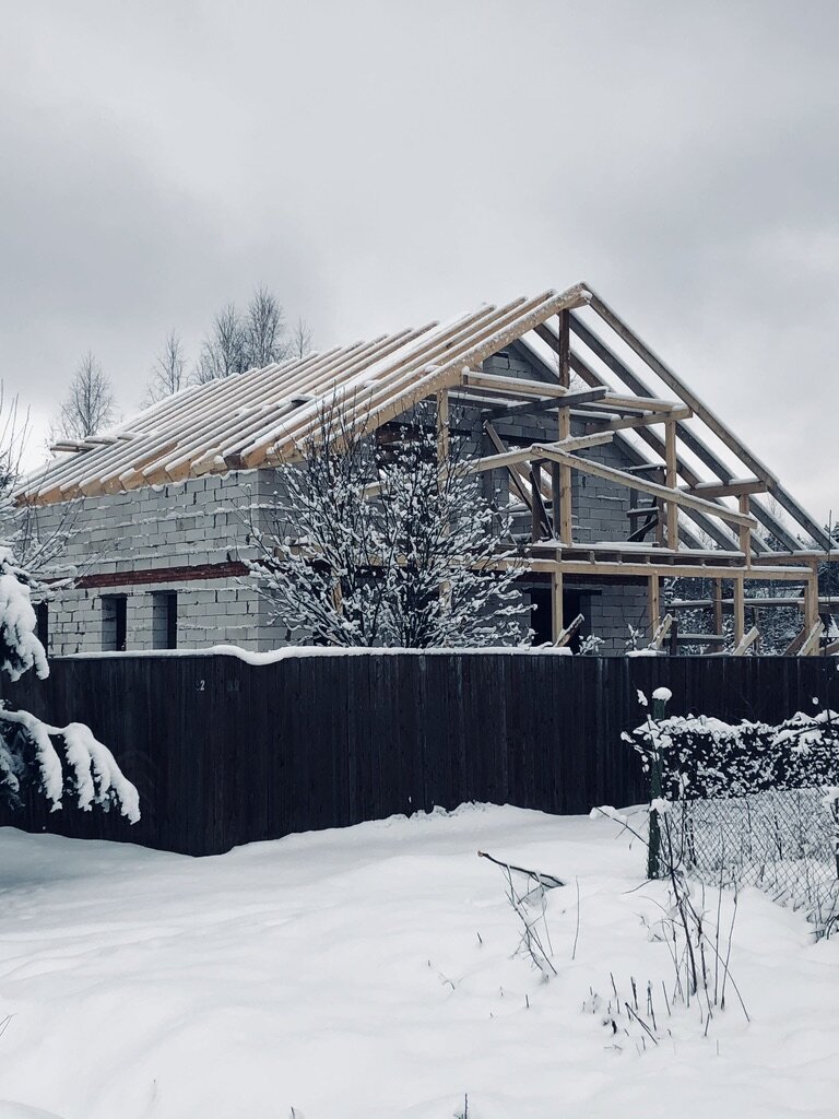 А этот дом вообще построили за два месяца, здесь был пустой участок. 