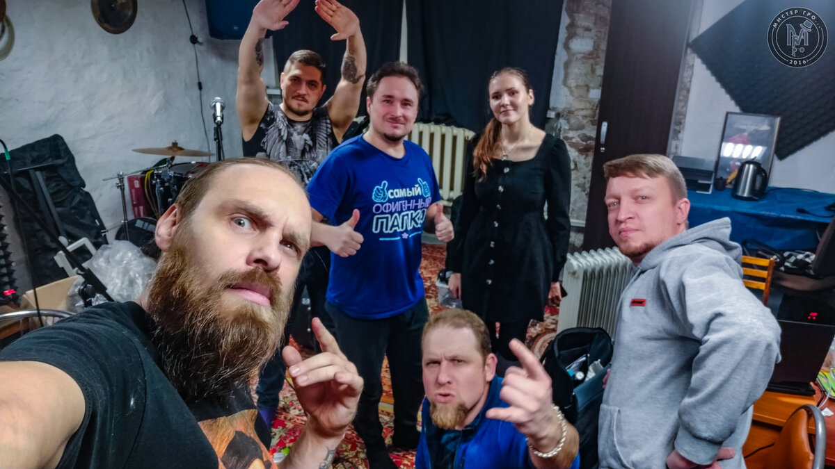 Когда отгрузили релиз, и уже вечером ждете первых продаж... на самом деле это Мистер Гро... на репетиции :) Фото автора