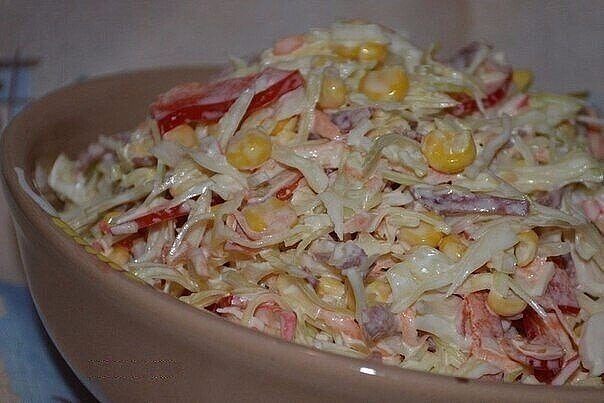 Отличный походный салат для брутальной мужской компании, для разговоров в гараже, для рыбалки и охоты, для поездок на дачу с шашлыками, в тех случаях когда квашеная капуста закончилась, ведь настоящие мужчины уважают в первую очередь именно ее. Квашеная капуста - это целая планета и философия, спросите у спутника жизни, откуда такая душевная любовь, уверена, доводы вас покорят...