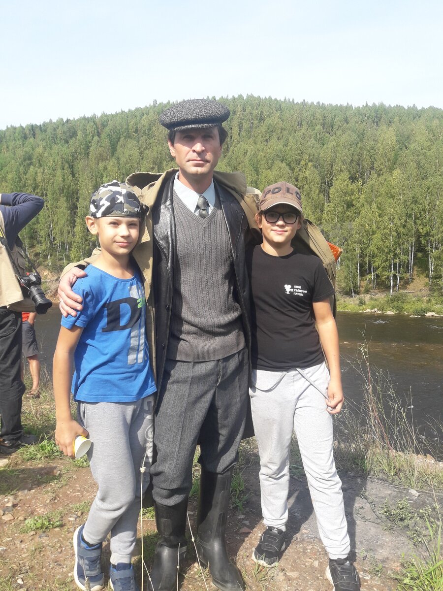 Виктор Добронравов. Один из главных героев фильма, ну и Саша и Тёма)