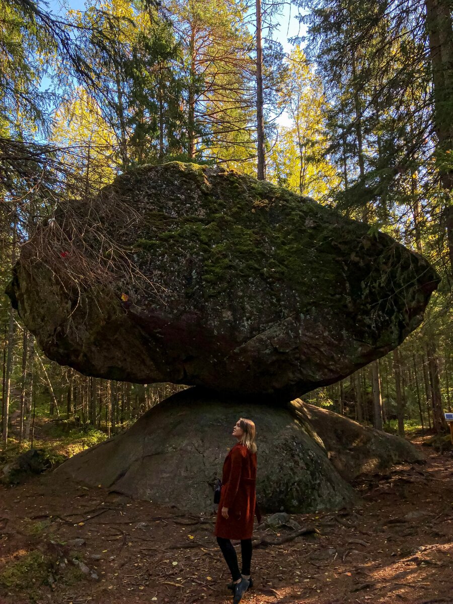 Лесной гигант. Камень Куммакиви Финляндия. Лесные исполины. Лесной великан. Тайна лесных камней.