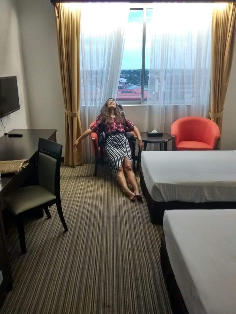 Фото уставшей меня в том самом отеле, который вышел нам бесплатно :)