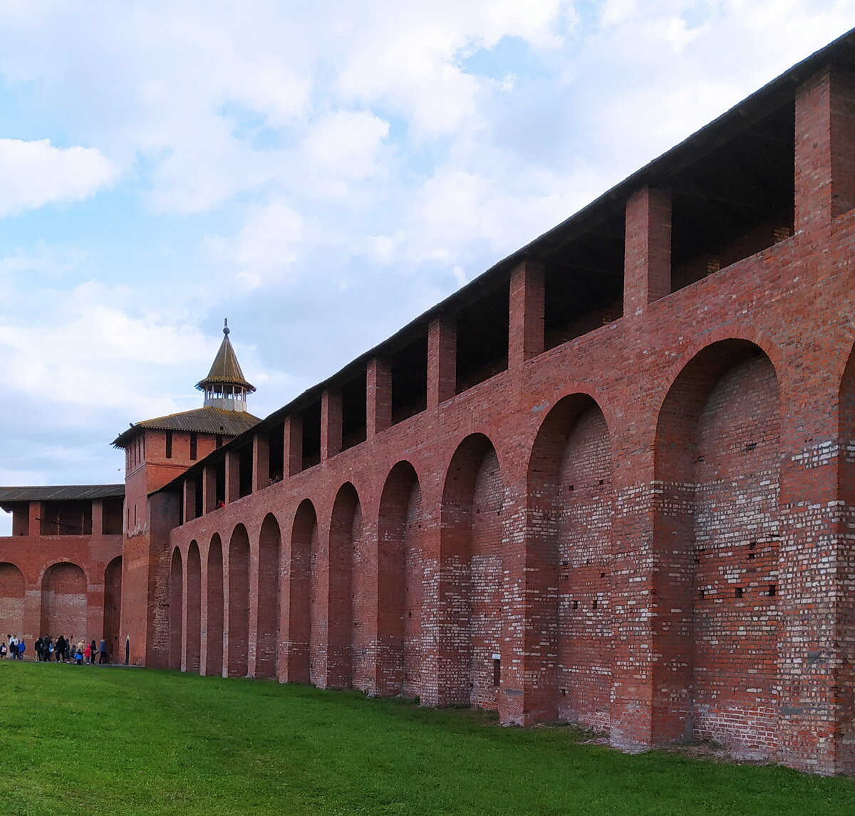 На стены можно подняться и погулять, ширина стен от 3 до 4,5 метров. 