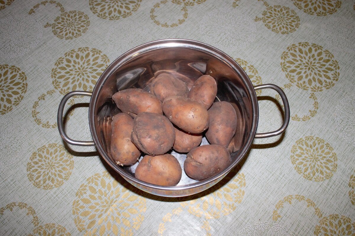 собственно вот и картофель..моем, ставим вариться