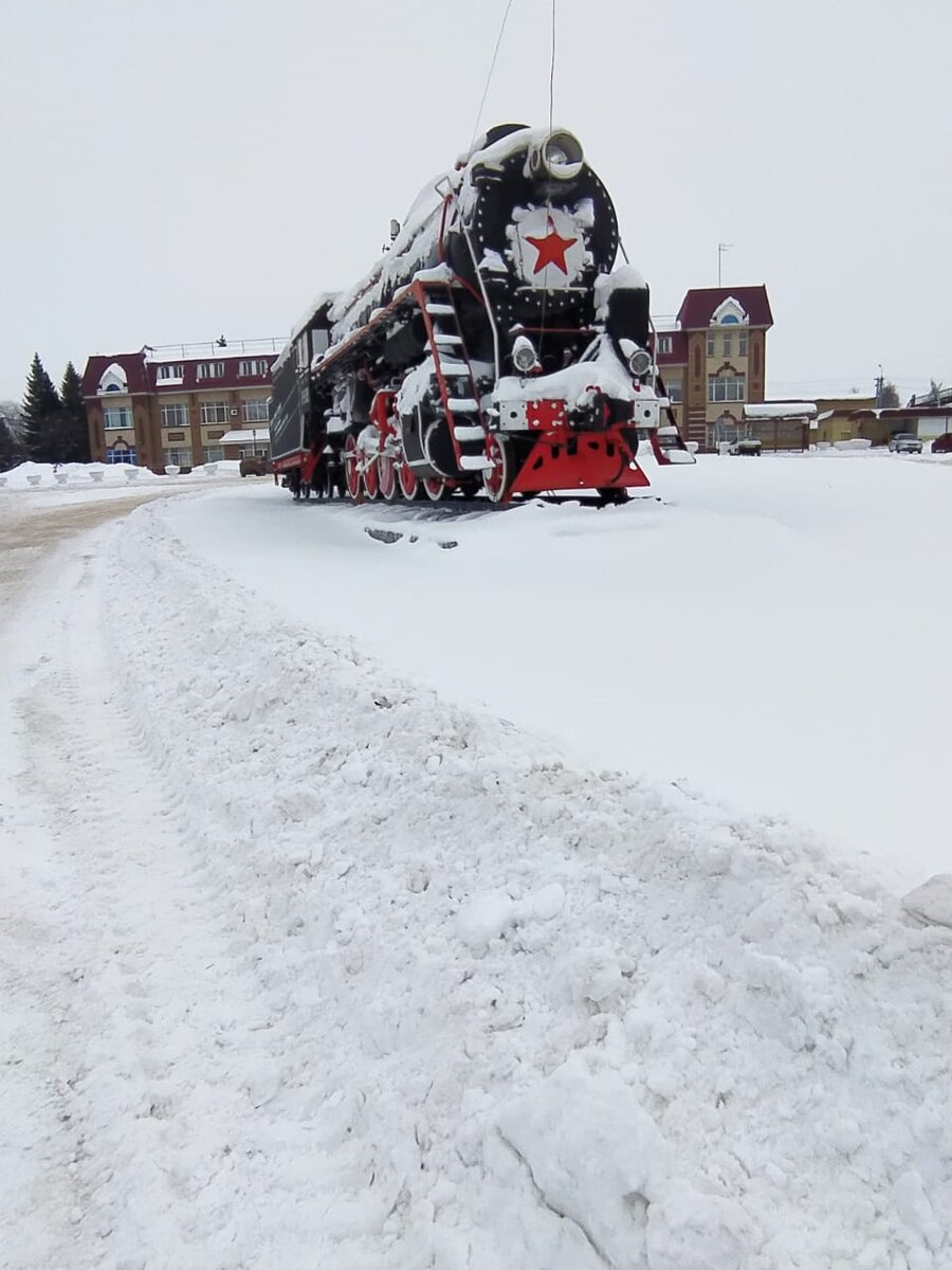 Фото моей сестры Нины. Отслуживший не одно десятилетие паровоз застыл на постаменте привокзальной площади.